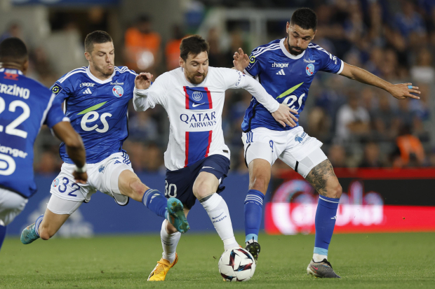Lionel Messi conduce el balón en uno de sus últimos partidos con el PSG, al que dejó para irse a la MLS.