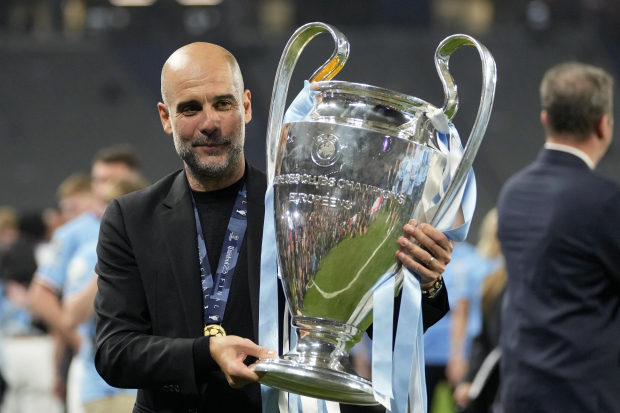 Pep Guardiola festeja con el trofeo de la Champions League después del triunfo del Manchester City sobre el Inter de Milán.