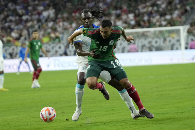 Luis Chávez cubre el balón ante la marca de Alberth Elis durante el partido entre México y Honduras en el debut de ambos en la Copa Oro 2023.