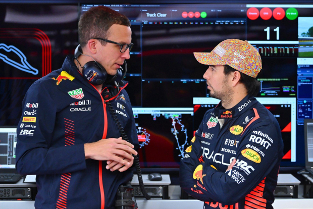 Checo Pérez habla con un ingeniero de Red Bull en Canadá, después de la carrera.
