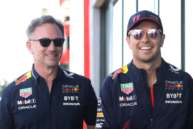 Christian Horner, jefe de Red Bull, junto a Checo Pérez, piloto mexicano de la escudería de F1.