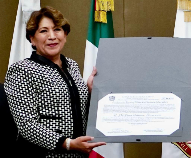 Delfina Gómez, con el certificado que le entregó el IEEM.