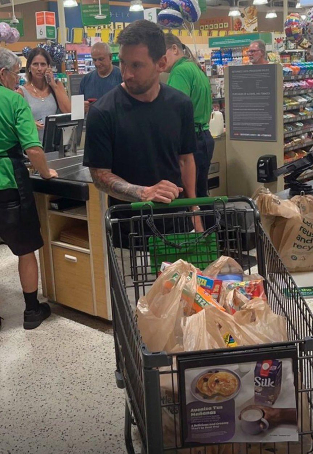 Lionel Messi fue captado realizando compras en un supermercado de Miami.