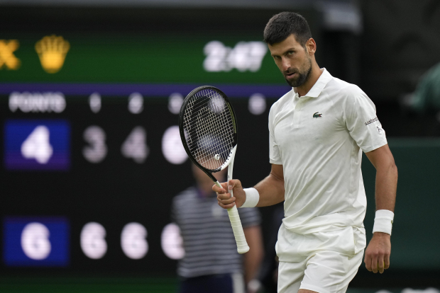 El serbio Novak Djokovic celebra después de vencer al italiano Jannik Sinner en la semifinal varonil de Wimbledon