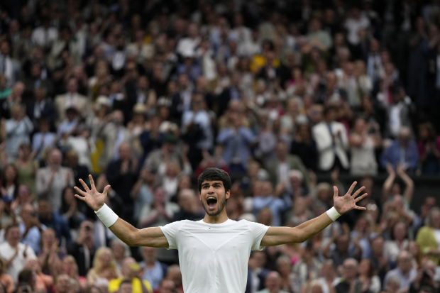 El español Carlos Alcaraz celebra su triunfo sobre el ruso Daniil Medvedev en la semifinal de Wimbledon, el viernes 14 de julio de 2023, en Londres