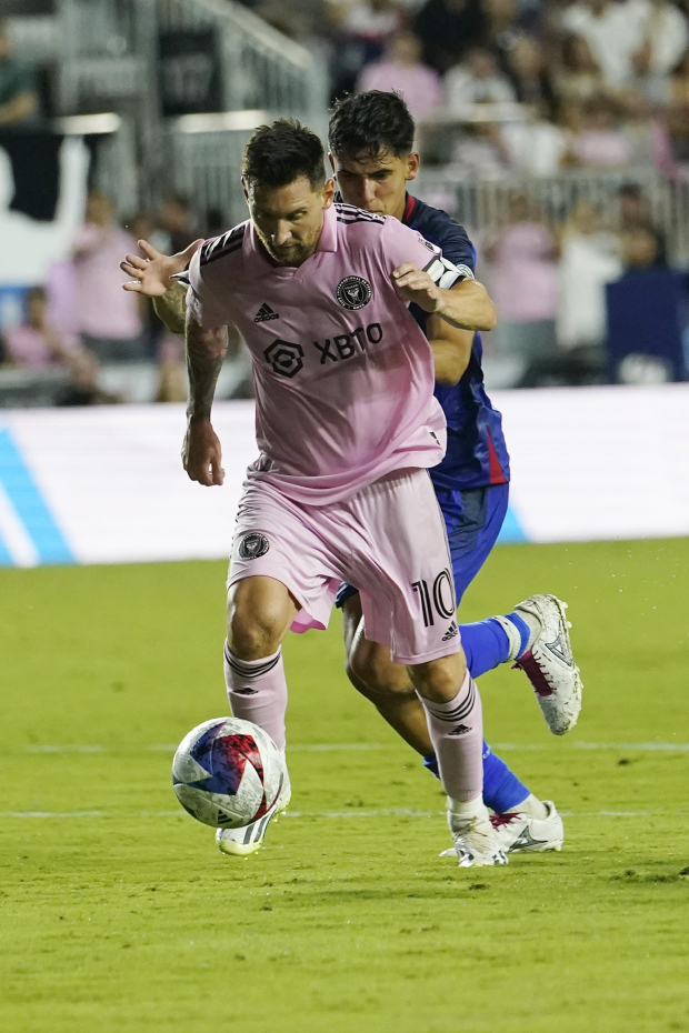 Lionel Messi conduce el esférico ante la marca de Rafael Guerrero en el partido entre Inter Miami y Cruz Azul en la Leagues Cup.