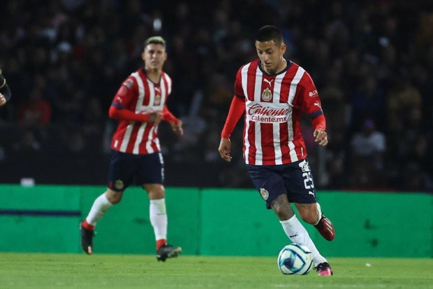 Roberto "Piojo" Alvarado en un partido con las Chivas