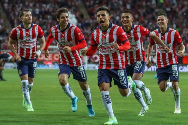 Jugadores de Chivas festejan un gol en el Torneo Apertura 2023.
