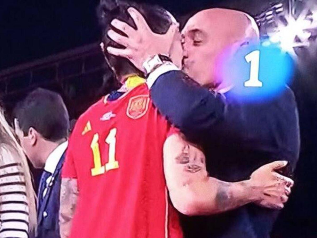 Luis Rubiales besó en la boca a Jennifer Hermoso en la ceremonia de premiación del Mundial Femenil 2023.