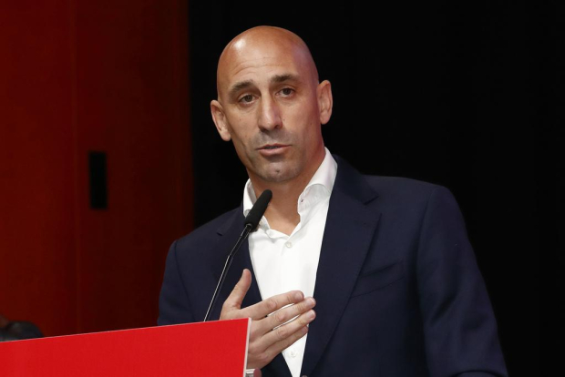 El presidente de la Federación Española de Fútbol, Luis Rubiales, interviene en una asamblea general extraordinaria de la institución, en Las Rozas, Madrid, el 25 de agosto de 2023.