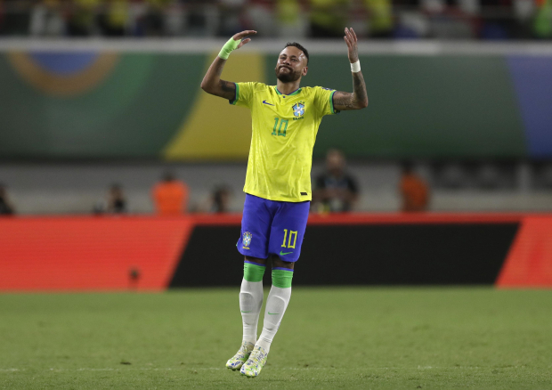 Neymar celebra uno de sus dos goles en el triunfo de Brasil por 5-1 sobre Bolivia en el inicio de ambas selecciones en las eliminatorias sudamericanas.