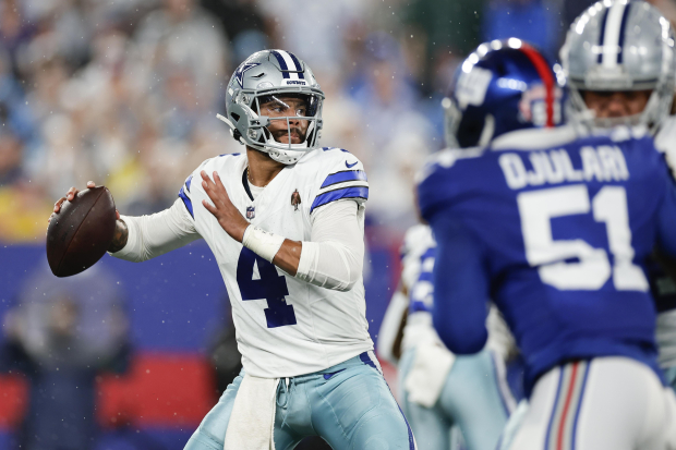 El quarterback Dak Prescott lanza un pase durante el juego de sus Dallas Cowboys ante los New York Giants en la Semana 1 de la NFL