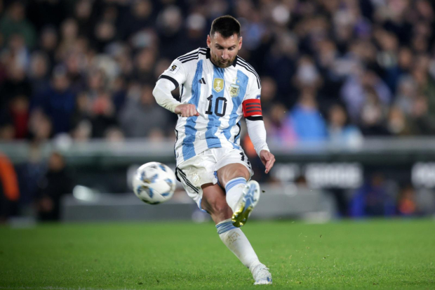 Lionel Messi en el cobro de su gol ante Ecuador en las Eliminatorias Sudamericanas rumbo al Mundial 2026