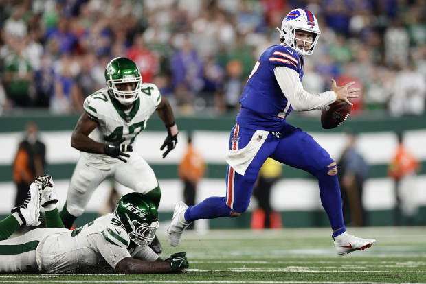El quarterback Josh Allen (17) acarrea el balón en una acción del partido entre los New York Jets y los Buffalo Bills, en la Semana 1 de la NFL.