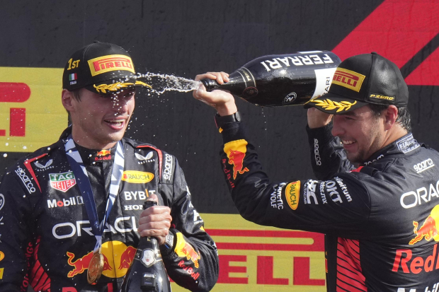Max Verstappen y Checo Pérez festejan el 1-2 de Red Bull en el Gran Premio de Italia de Fórmula 1, el pasado 3 de septiembre.