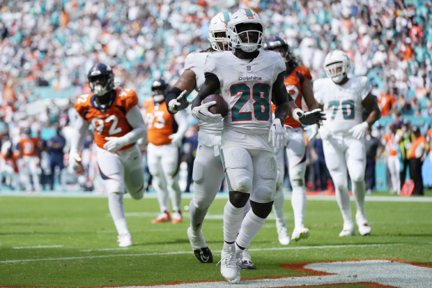 El running back De'Von Achane (28) de los Miami Dolphins celebra tras anotar un touchdown ante los Denver Broncos