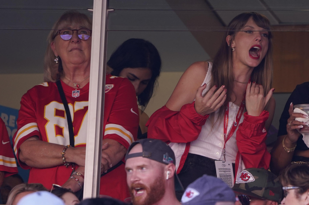 Taylor Swift (derecha) observa junto a la madre de Travis Kelce, Donna Kelce, el partido entre los Kansas City Chiefs y los Chicago Bears