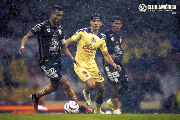 América y Pachuca se enfrentaron en medio de una intensa lluvia en el Estadio Azteca.