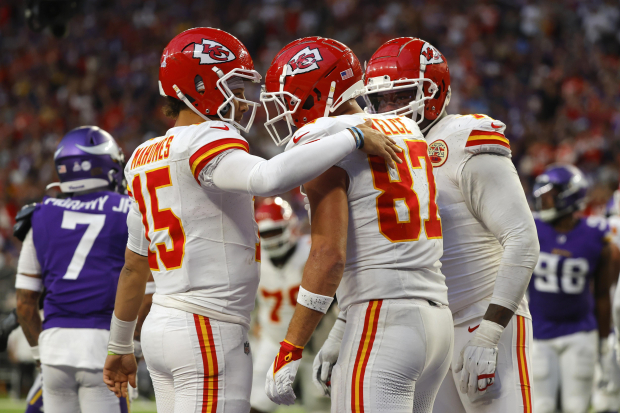 Travis Kelce (87) tight end de los Chiefs celebra con el quarterback Patrick Mahomes (izquierda), luego de atrapar un pase de touchdown de 4 yardas ante los Vikings