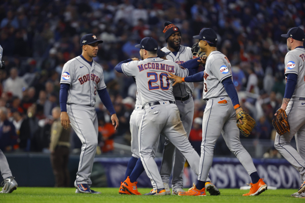 Integrantes de los Houston Astros festejan su clasificación a la Serie de Campeonato de la MLB.