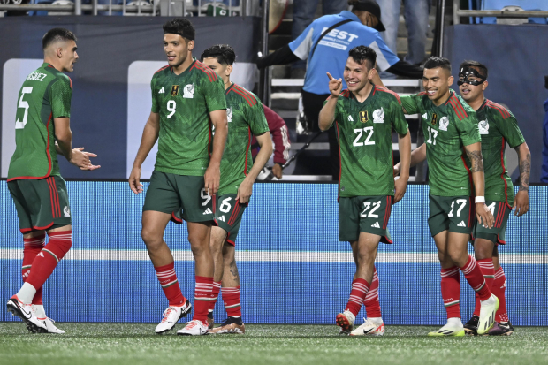 Jugadores de la Selección Mexicana celebran uno de sus goles ante Ghana