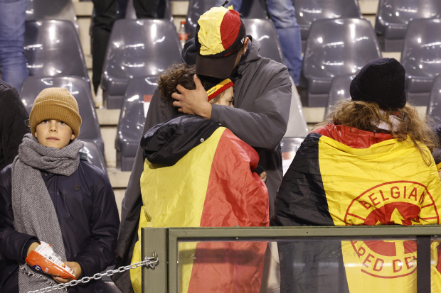 Los aficionados están en las gradas después de la suspensión del partido de futbol del Grupo F de clasificación para la Eurocopa 2024 entre Bélgica y Suecia
