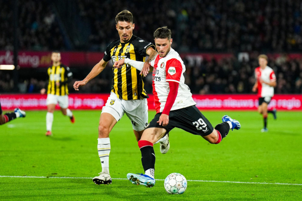 Santiago Giménez en el partido entre el Feyenoord ante el Vitesse