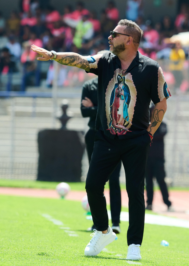 Antonio Mohamed director técnico de Pumas con la playera de la Virgen de Guadalupe en el partido ante Monterrey en CU.