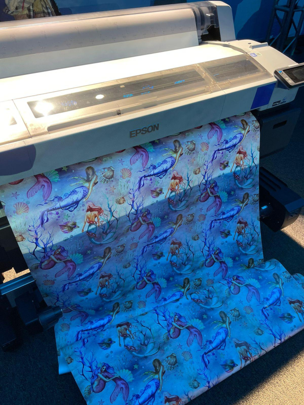 Para crear los detallados estampados y prendas con movimiento y colores vibrantes, se utilizaron impresoras de sublimación SureColor Epson.