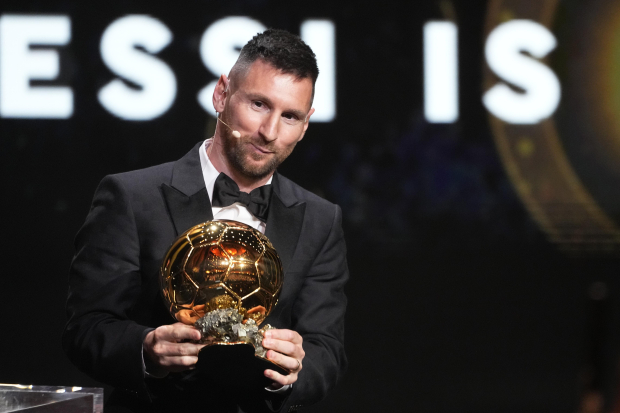 Lionel Messi posa con su octavo Balón de Oro