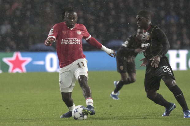Johan Bakayoko, del PSV Eindhoven, cubre el balón ante la marca de Nampalys Mendy, del Lens, durante el juego entre ambos clubes en la Champions League.