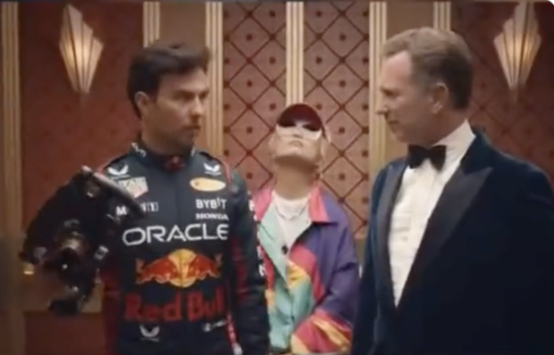 Checo Pérez y Christian Horner, jefe de Red Bull, son los protagonistas del comercial de la escudería austriaca de cara al Gran Premio de Las Vegas de F1.