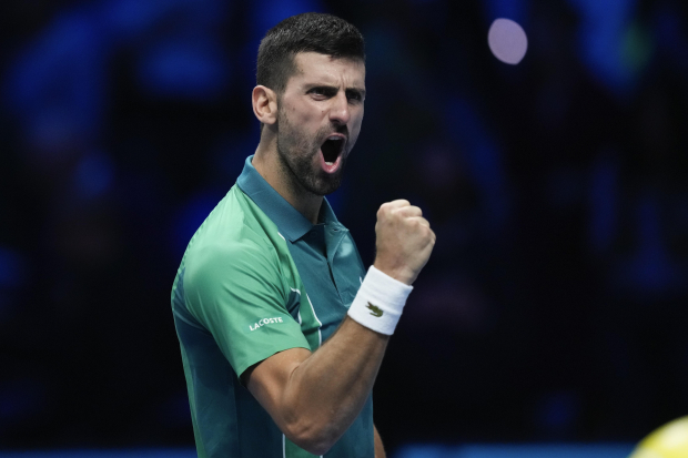 El serbio Novak Djokovic reacciona tras superar al español Carlos Alcaraz en las semifinales de las Finales de la ATP