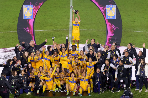Futbolistas de Tigres Femenil festejan con el trofeo obtenido a costa del América en la final del Torneo Apertura 2023.