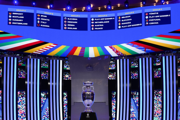 El trofeo de la Eurocopa 2024 durante el sorteo del evento.