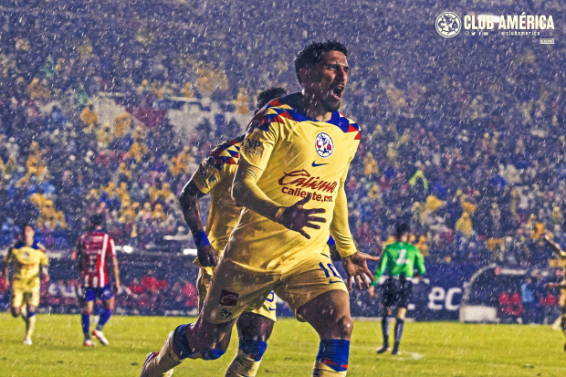 Diego Valdés festeja uno de sus goles en la semifinal de ida entre América y Atlético de San Luis.