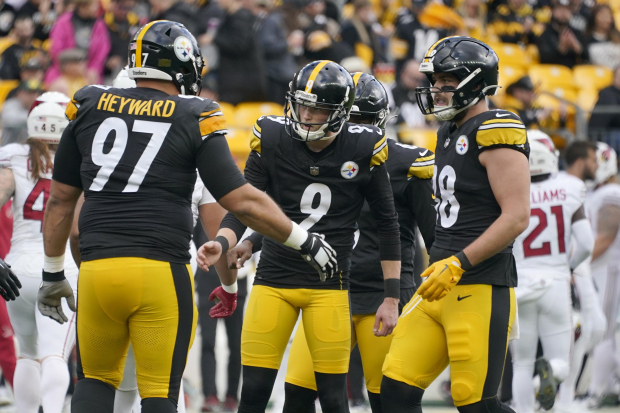 Jugadores de los Pittsburgh Steelers celebran un gol de campo contra los Arizona Cardinals en la Semana 13 de la NFL.