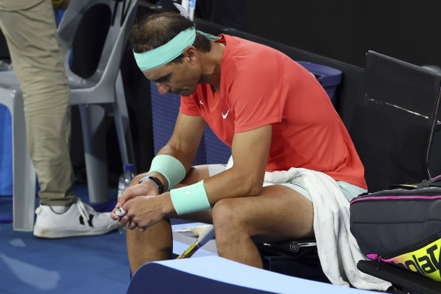 El español Rafael Nadal luce preocupado entre juegos en su partido de cuartos de final frente a  Jordan Thompson, de Australia, durante el torneo de tenis Brisbane.