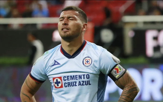 Juan Escobar se lamenta durante un partido de Cruz Azul en la Liga MX.
