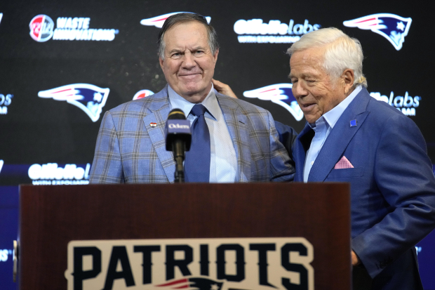 Bill Belichick, acompañado de Robert Kraft, propietario de los New England Patriots, en la conferencia de prensa en la que se anunció el fin de su relación con el equipo de la NFL.