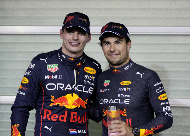Max Verstappen y Checo Pérez tras una carrera de la F1