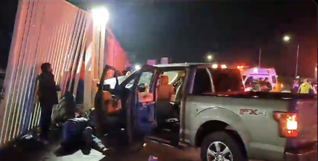 Una camioneta que arrolló a aficionados del Monterrey afuera del Territorio Santos Modelo