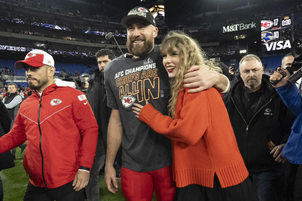 El tight end de los Chiefs de Kansas City Travis Kelce camina con Taylor Swift tras el campeonato de la AFC ante los Ravens de Baltimore.
