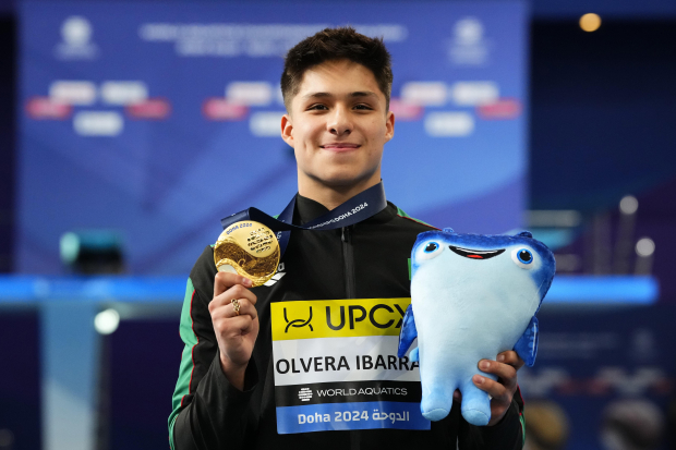 El mexicano Osmar Olvera Ibarra posa con la medalla de oro tras conquistar la prueba de trampolín de 1 metro durante el Campeonato Mundial de Natación que se realiza en Doha, Qatar