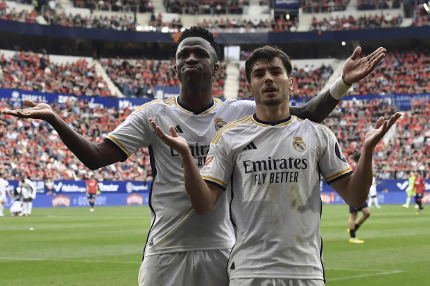 Brahim Díaz (derecha) y Vinicius Junior celebran el gol de Díaz para el Real Madrid ante Osasuna