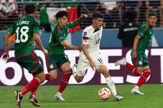 Jorge Sánchez y Christian Pulisic durante el México vs Estados Unidos de las semifinales de la Nations League el año pasado.