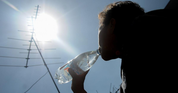 El IMSS recomendó a la ciudadanía evitar exponerse al Sol y no esperar a tener sed para ingerir líquidos.