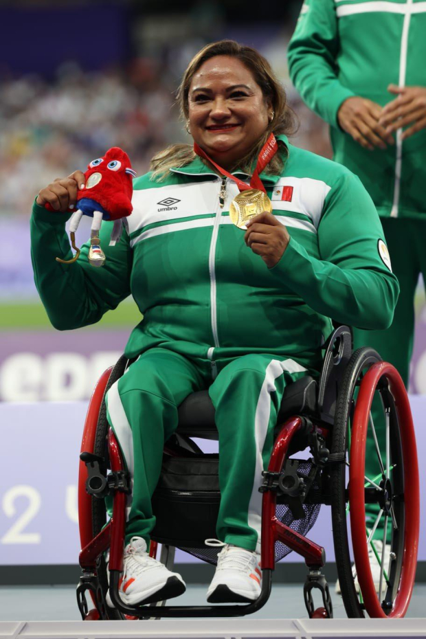 Gloria Zarza recibe su medalla de oro en los Juegos Paralímpicos París 2024