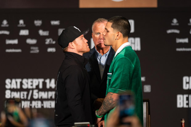 'Canelo' Álvarez y Edgar Berlanga en su careo posterior a su conferencia de prensa del 11 de septiembre.