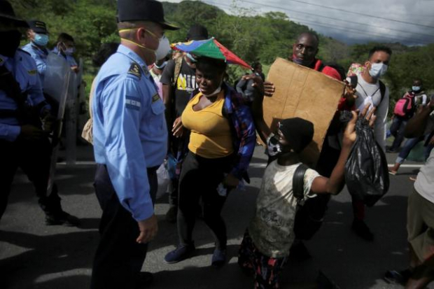 Policías bloquean su camino hacia Guatemala.